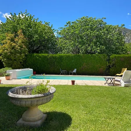 En Provence-luberon - Piscine Et Calme Hébergement de vacances *